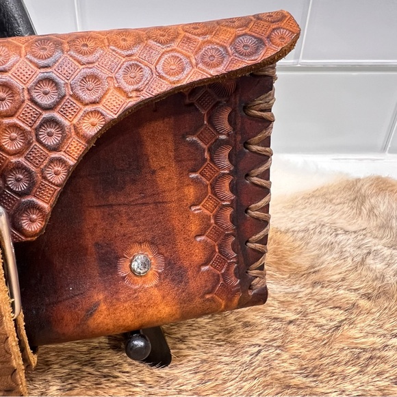 Genuine Thick Leather Hand Tooled Stylish Wallet Purse with Buckle Closure NWOT - Picture 3 of 11